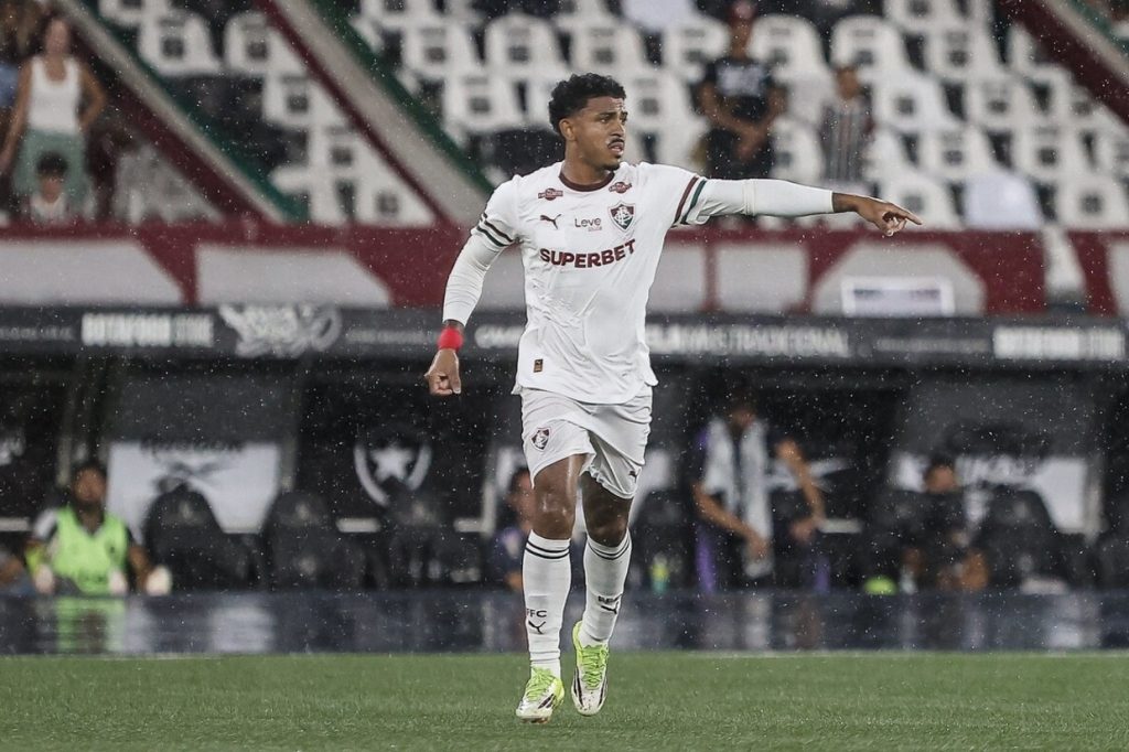 John Kennedy decide o clássico e Fluminense bate o Botafogo no Nilton Santos