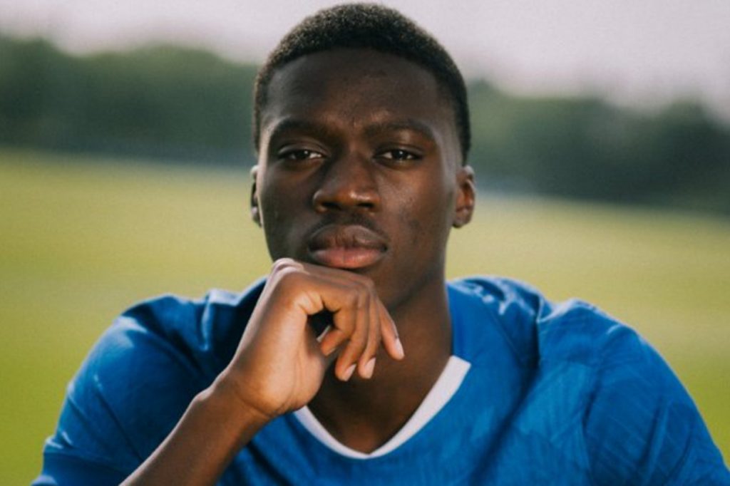 Chelsea recruta de volta zagueiro do Strasbourg e cede argentino em troca