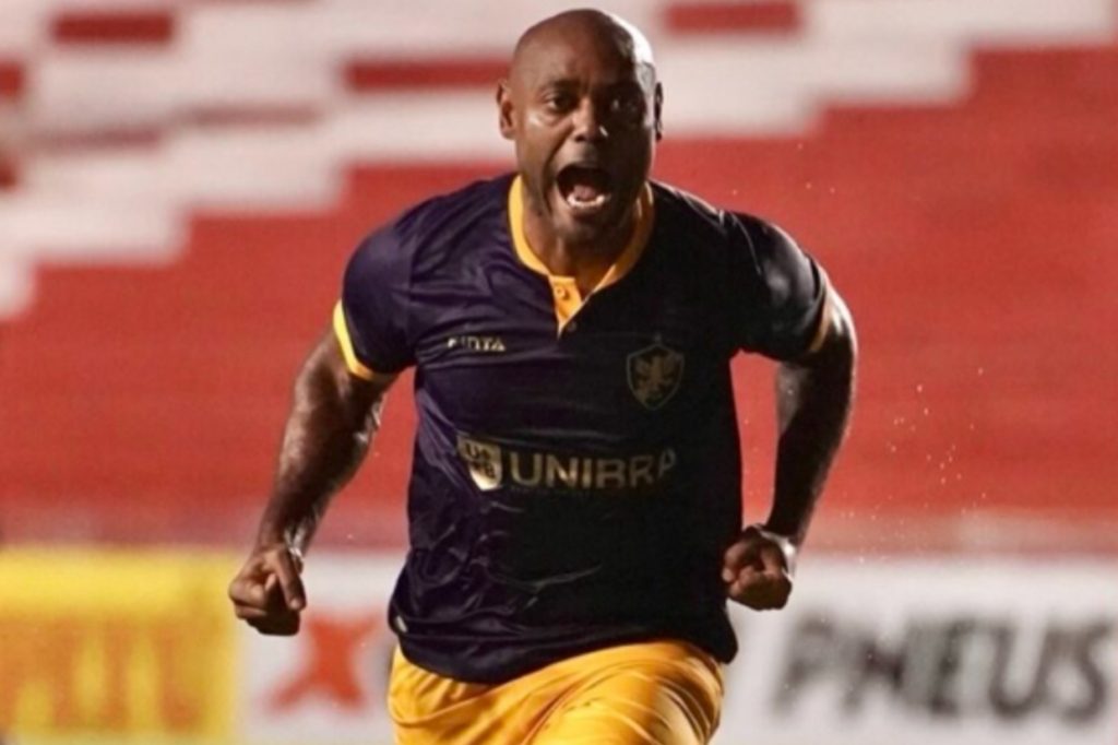 41 anos e artilheiro: Love desafia o tempo no Retrô