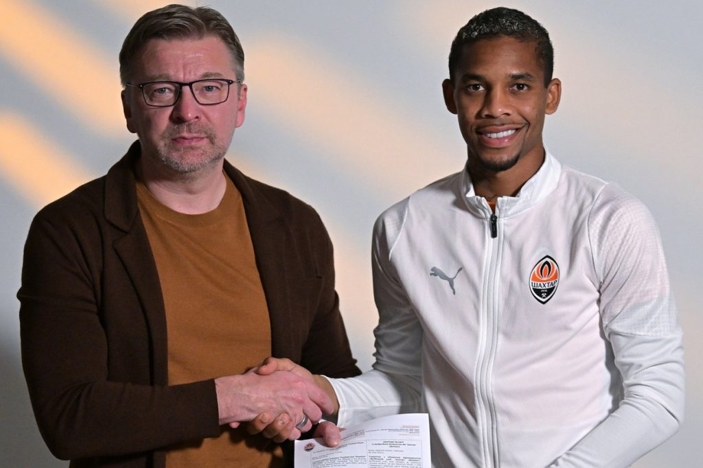 Lateral brasileiro renova contrato com o Shakhtar Donetsk