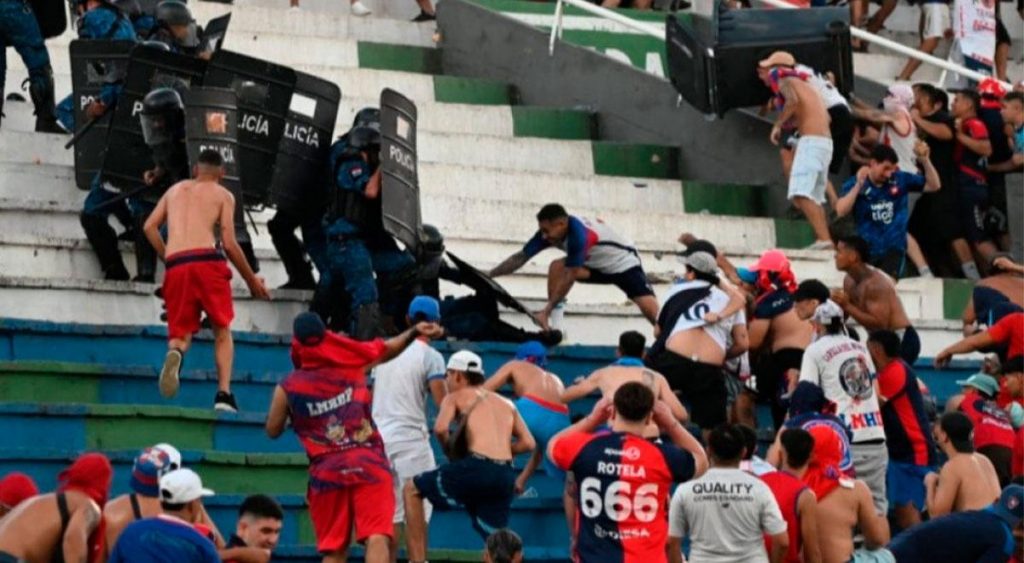 ¡Oficial! Suspenden el clásico Olimpia vs Cerro Porteño por disturbios de hinchas del ‘Ciclón’