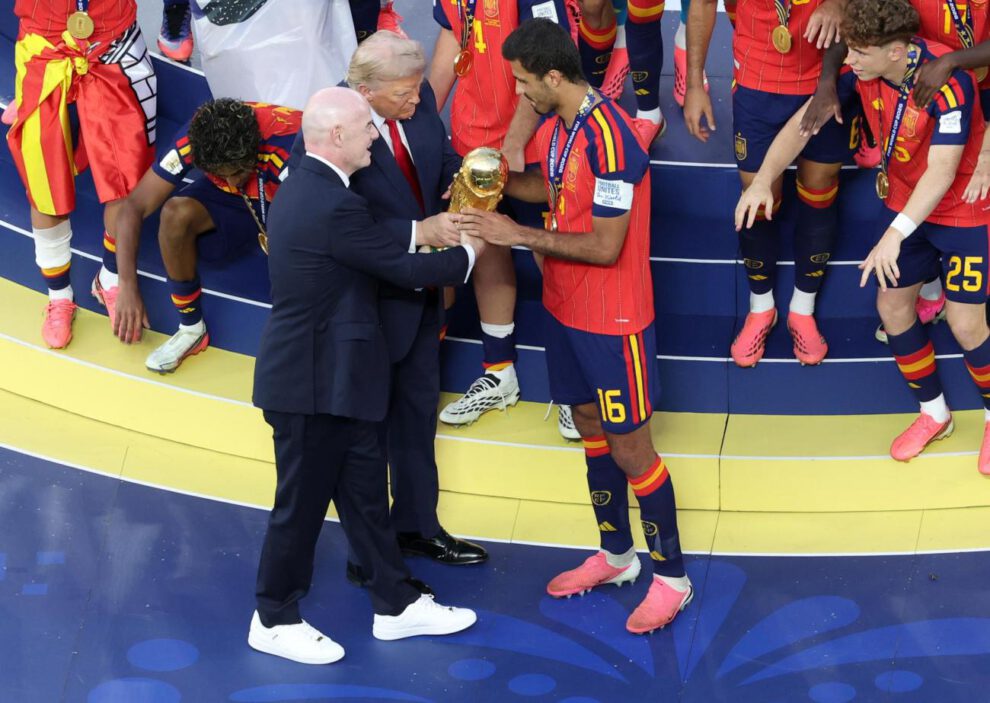 Donald Trump y Gianni Infantino entregan el trofeo a España