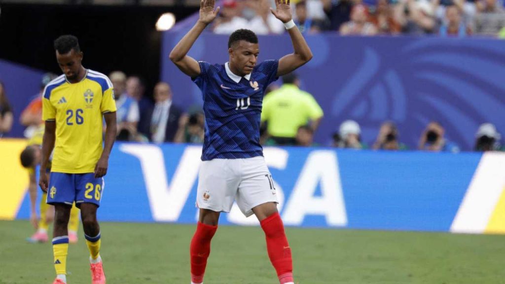 Mbappé brilló con un doblete y Francia avanzó con autoridad a octavos de final